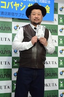 自著のサイン・握手会に出席したケンドーコバヤシ。