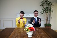 調印式に出席した（左から）ダンディ坂野、七月隆文。