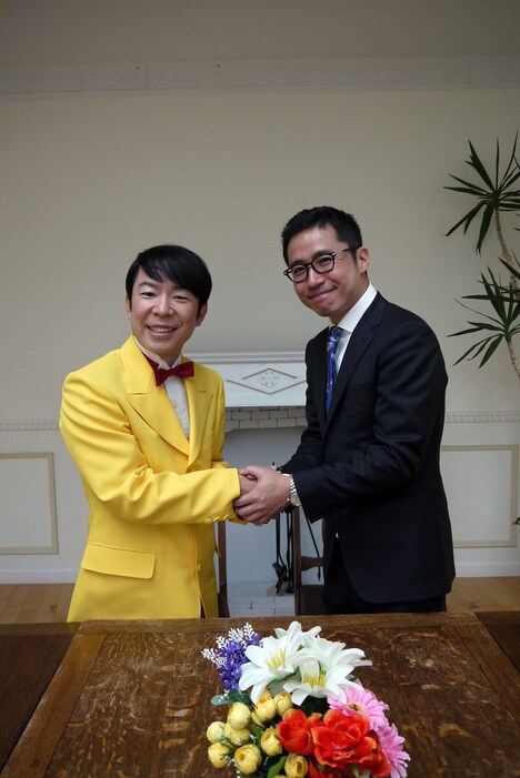 調印式に出席した（左から）ダンディ坂野、七月隆文。