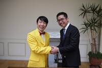 調印式に出席した（左から）ダンディ坂野、七月隆文。