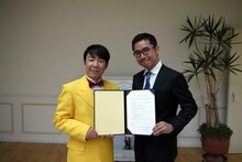 調印式に出席した（左から）ダンディ坂野、七月隆文。