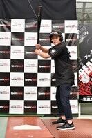 バッティングを体験するスピードワゴン井戸田。