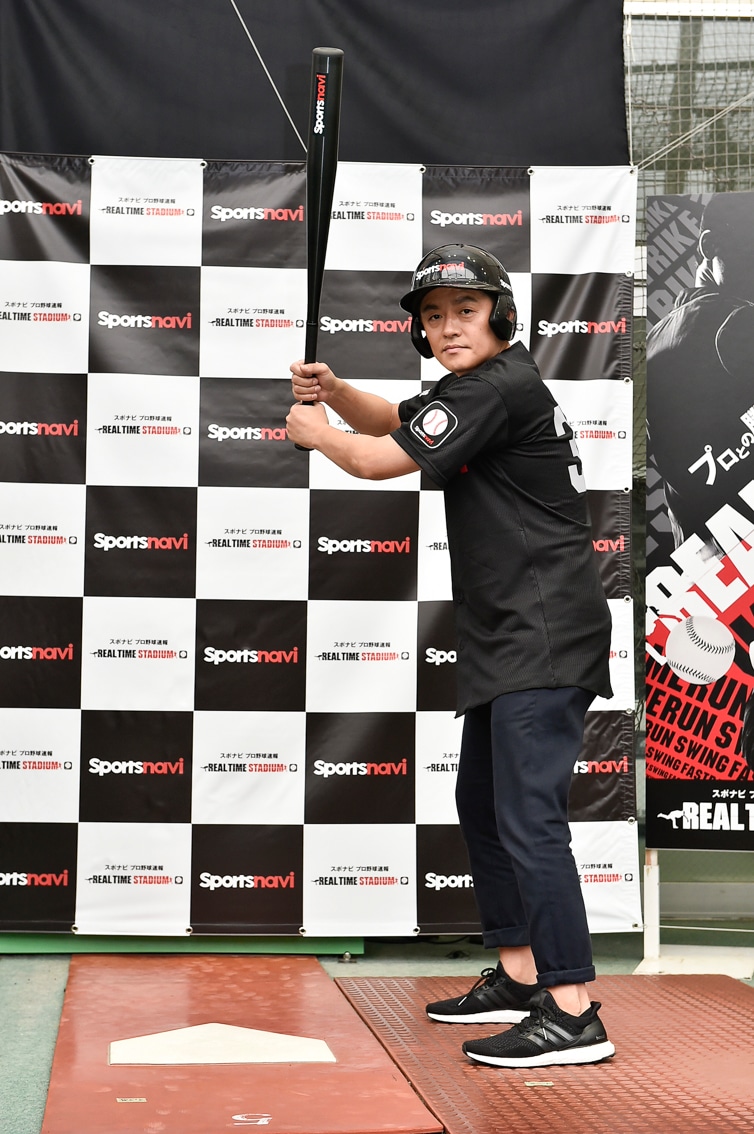 バッティングを体験するスピードワゴン井戸田。