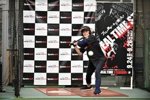 バッティングを体験するスピードワゴン井戸田。