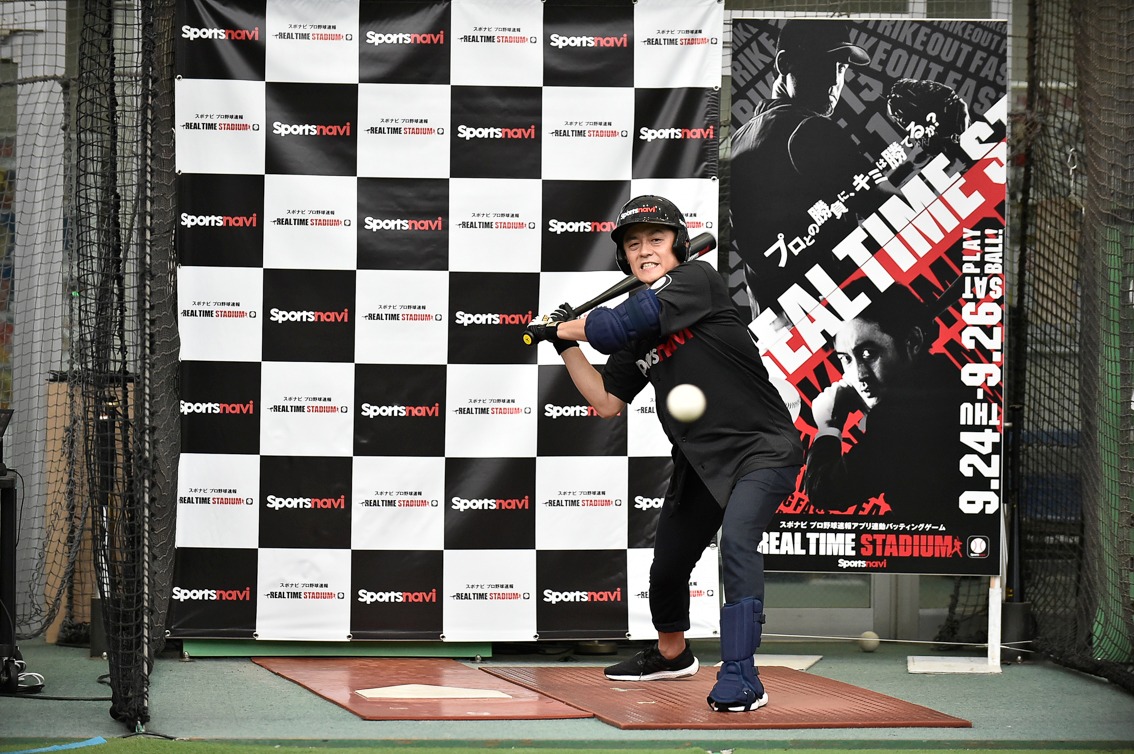 バッティングを体験するスピードワゴン井戸田。