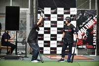 泣きの再チャレンジを乞うスピードワゴン小沢（左）。