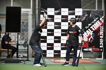 泣きの再チャレンジを乞うスピードワゴン小沢（左）。