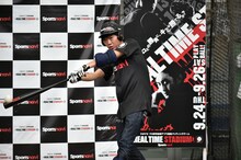 バッティングを体験するスピードワゴン小沢。