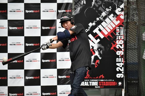 バッティングを体験するスピードワゴン小沢。