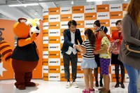 ジェットスターのオリジナルグッズを配布するますだおかだ岡田。