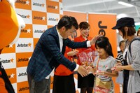 ジェットスターのオリジナルグッズを配布するますだおかだ岡田。