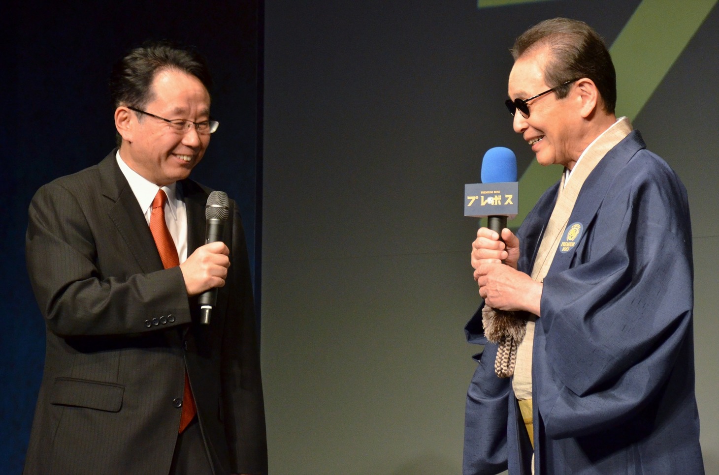 イベントで司会を務めた福井謙二（左）と、タモリ。