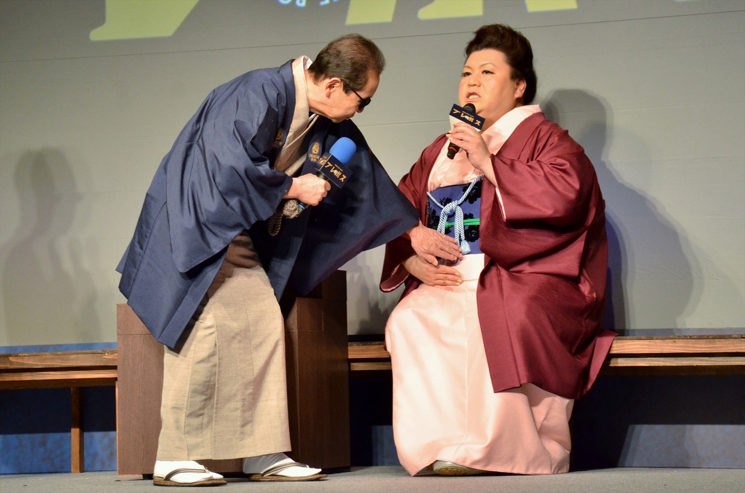 マツコ・デラックス（右）に触れるタモリ。