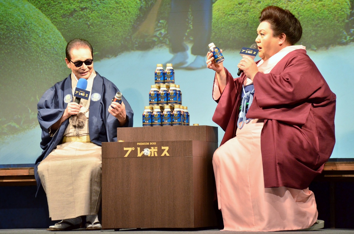 「プレミアムボス」を試飲するタモリとマツコ・デラックス。
