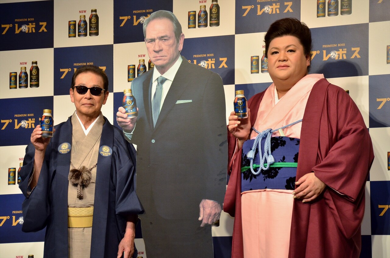 サントリーコーヒー「プレミアムボス 微糖」の新CM発表会に出演したタモリ（左）、マツコ・デラックス（右）と、トミー・リー・ジョーンズのパネル。