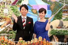 「なるほど！ザ・ワールド2015秋」MCの有吉弘行（左）、進行の滝川クリステル（右）。(c)フジテレビ