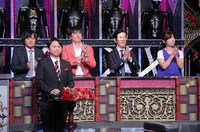 司会の有吉弘行（手前）と反省見届け人のバカリズム、博多大吉、岸博幸。大久保佳代子（左から）。(c)日本テレビ
