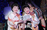 反省人のこまどり姉妹。(c)日本テレビ