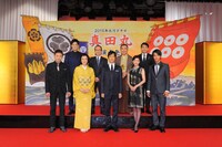 （前列左から）山本耕史、鈴木京香、堺雅人、竹内結子、中川大志。（後列左から）新納慎也、小日向文世、桂文枝、小林隆。(c)NHK