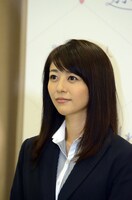 綾部と元夫婦役を演じる白石美帆。