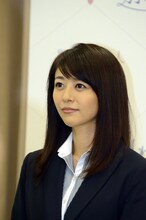 綾部と元夫婦役を演じる白石美帆。