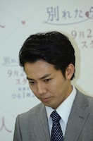 役者っぽく厳しい表情を見せるピース綾部。