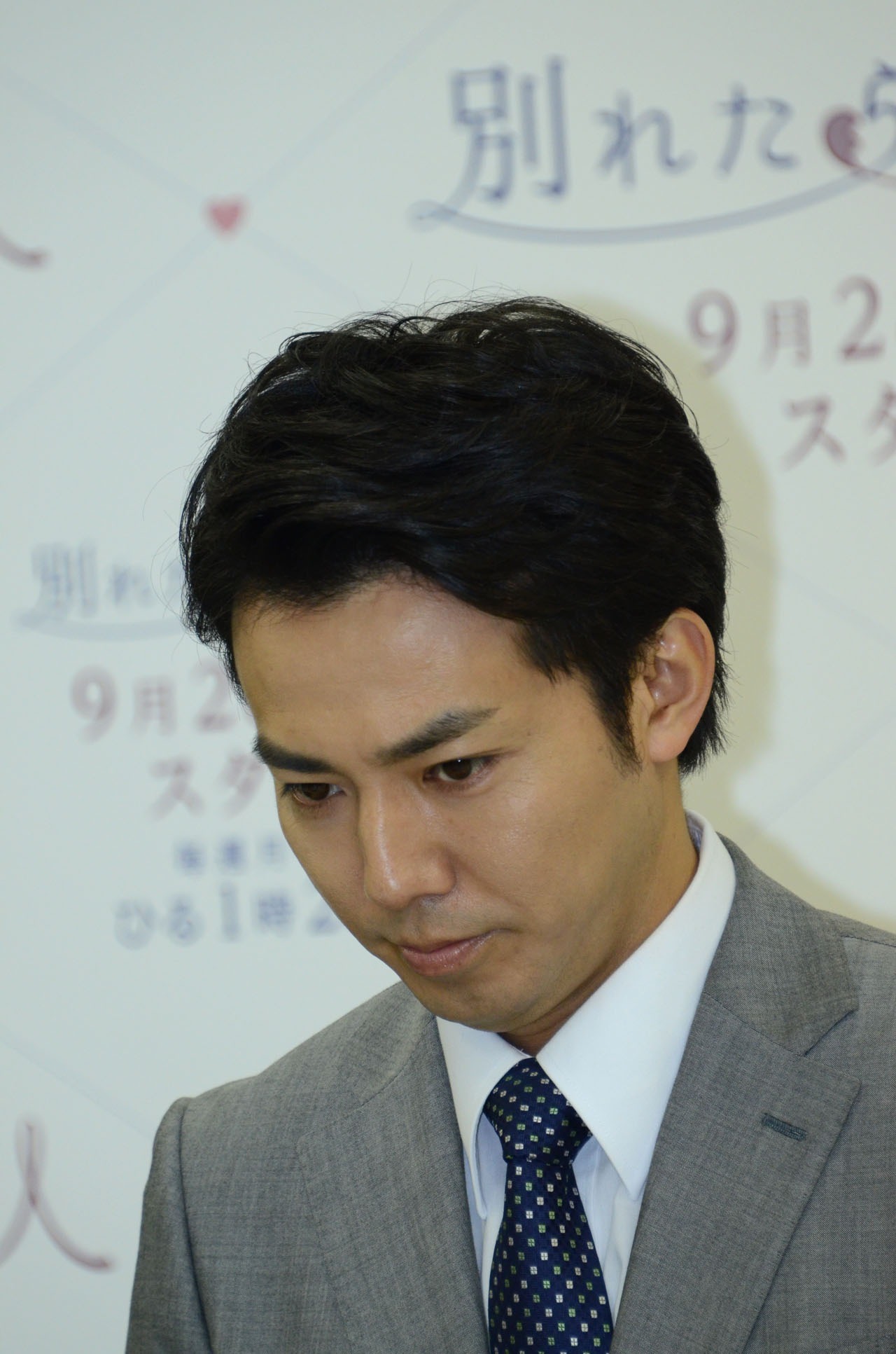 役者っぽく厳しい表情を見せるピース綾部。