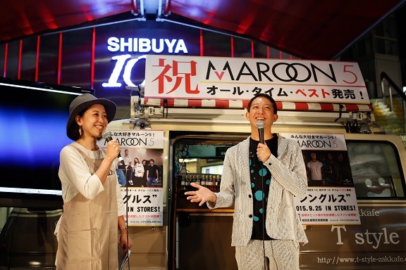 Maroon 5のベストアルバム「シングルス」の発売記念イベントに登場したサバンナ高橋（右）。