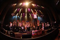 禿夢が飛び入りしたカメレオのワンマンライブの様子。