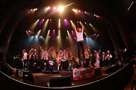 禿夢が飛び入りしたカメレオのワンマンライブの様子。