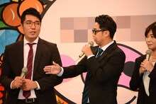 メンバー紹介を面倒くさがるおぎやはぎ矢作（中央）。