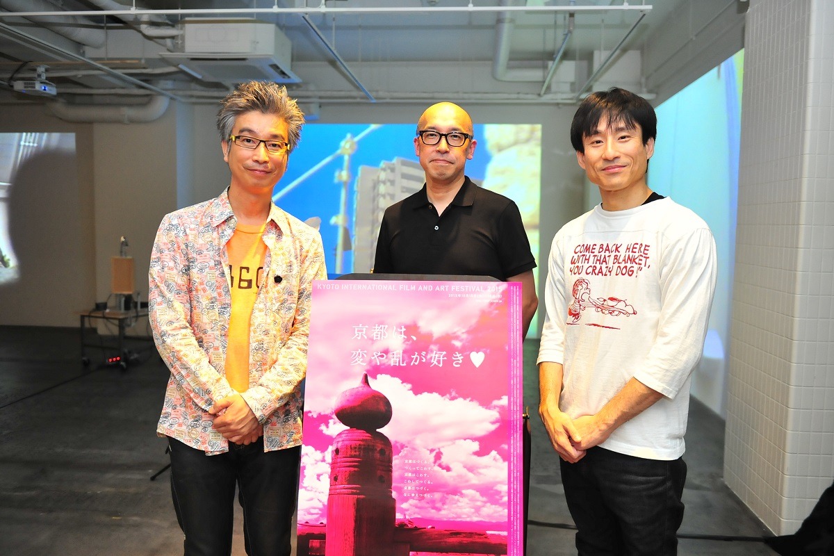 左からおかけんた、美術・映像作家の伊藤隆介、なだぎ武。