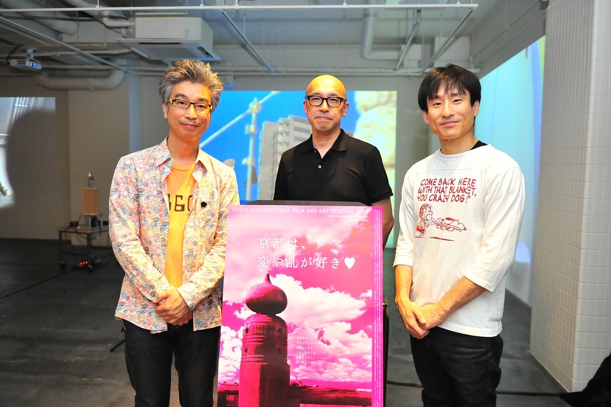 左からおかけんた、美術・映像作家の伊藤隆介、なだぎ武。