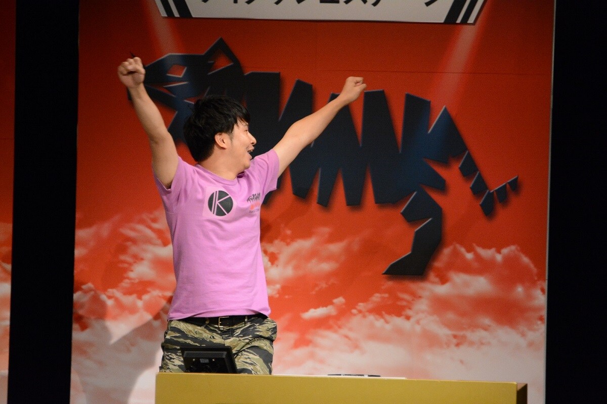 勝利した瞬間のオードリー若林。