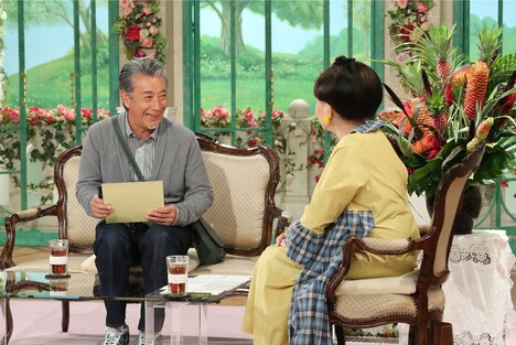 黒柳徹子（右）の似顔絵を描く高田純次（左）。(c)テレビ朝日