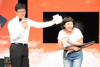 エキシビジョンマッチで勝利した椿鬼奴（右）。