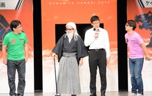 お互いに会釈するずん飯尾（左）、どきどきキャンプ佐藤（右）。