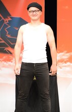 手塚治虫に扮したガリットチュウ福島。