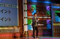 商品をプレゼンするロザン宇治原。(c)関西テレビ