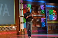 商品をプレゼンするレイザーラモンRG。(c)関西テレビ