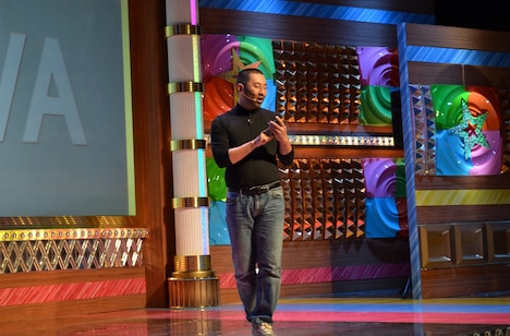 商品をプレゼンするレイザーラモンRG。(c)関西テレビ