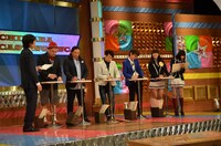 大喜利対決の様子。(c)関西テレビ