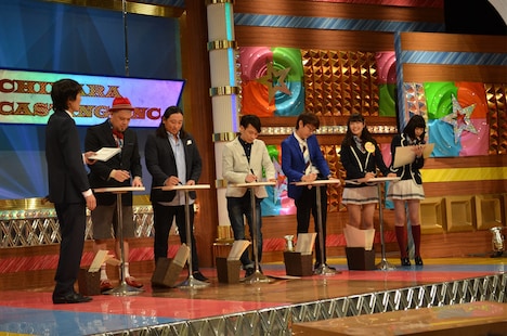 大喜利対決の様子。(c)関西テレビ