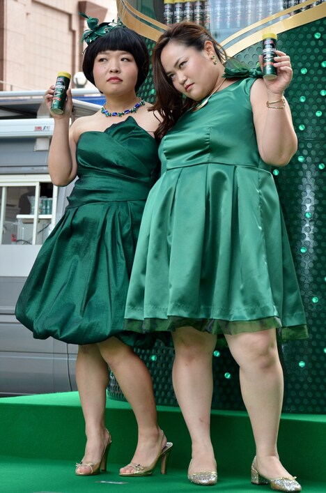 試食レポート対決で相武紗季に敗れた罰ゲームとしてランウェイを歩き、ポーズを決めるおかずクラブ。