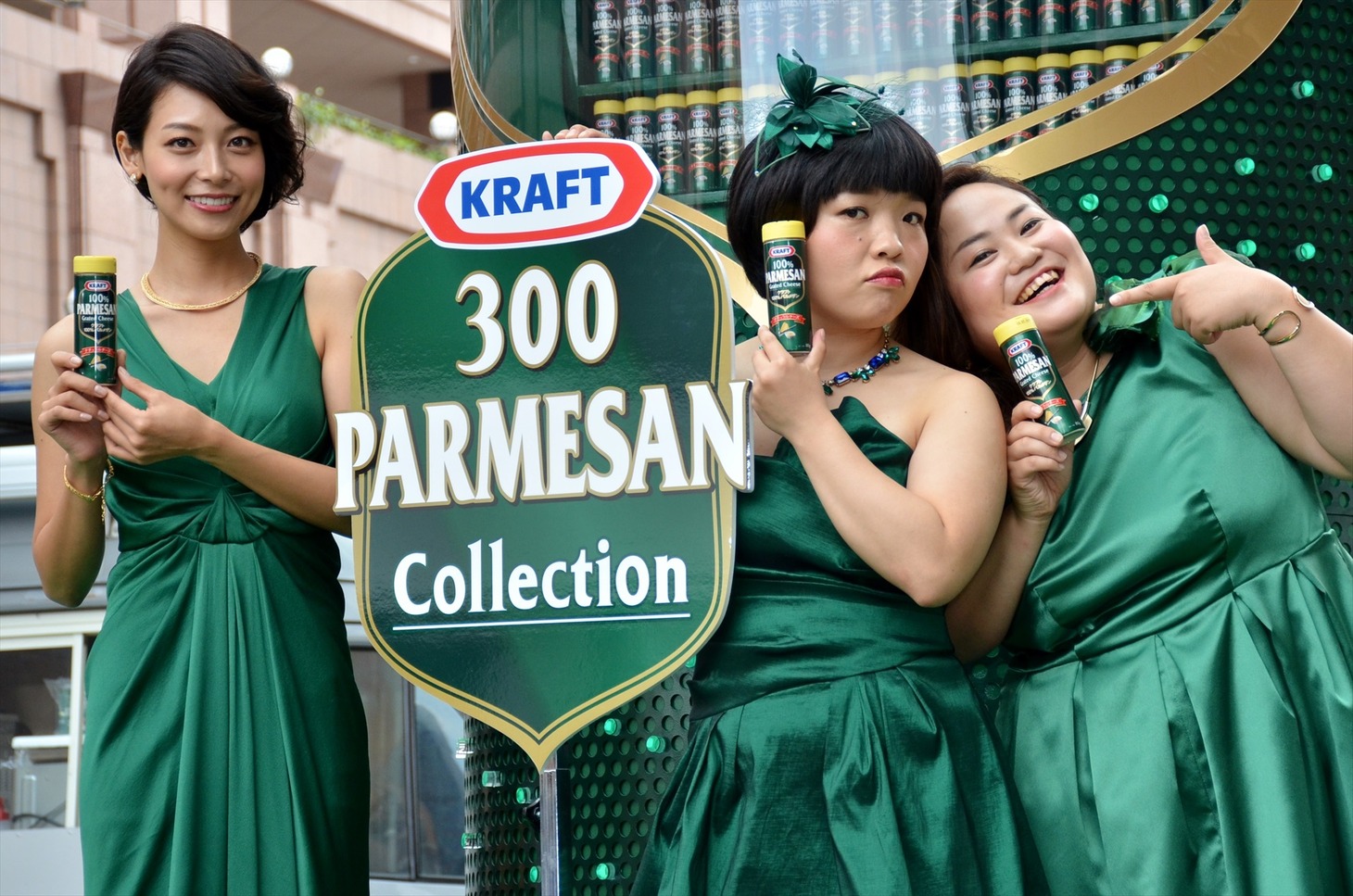 「300 PERMESAN Collection PRイベント」に登場した、おかずクラブと相武紗季（左）。
