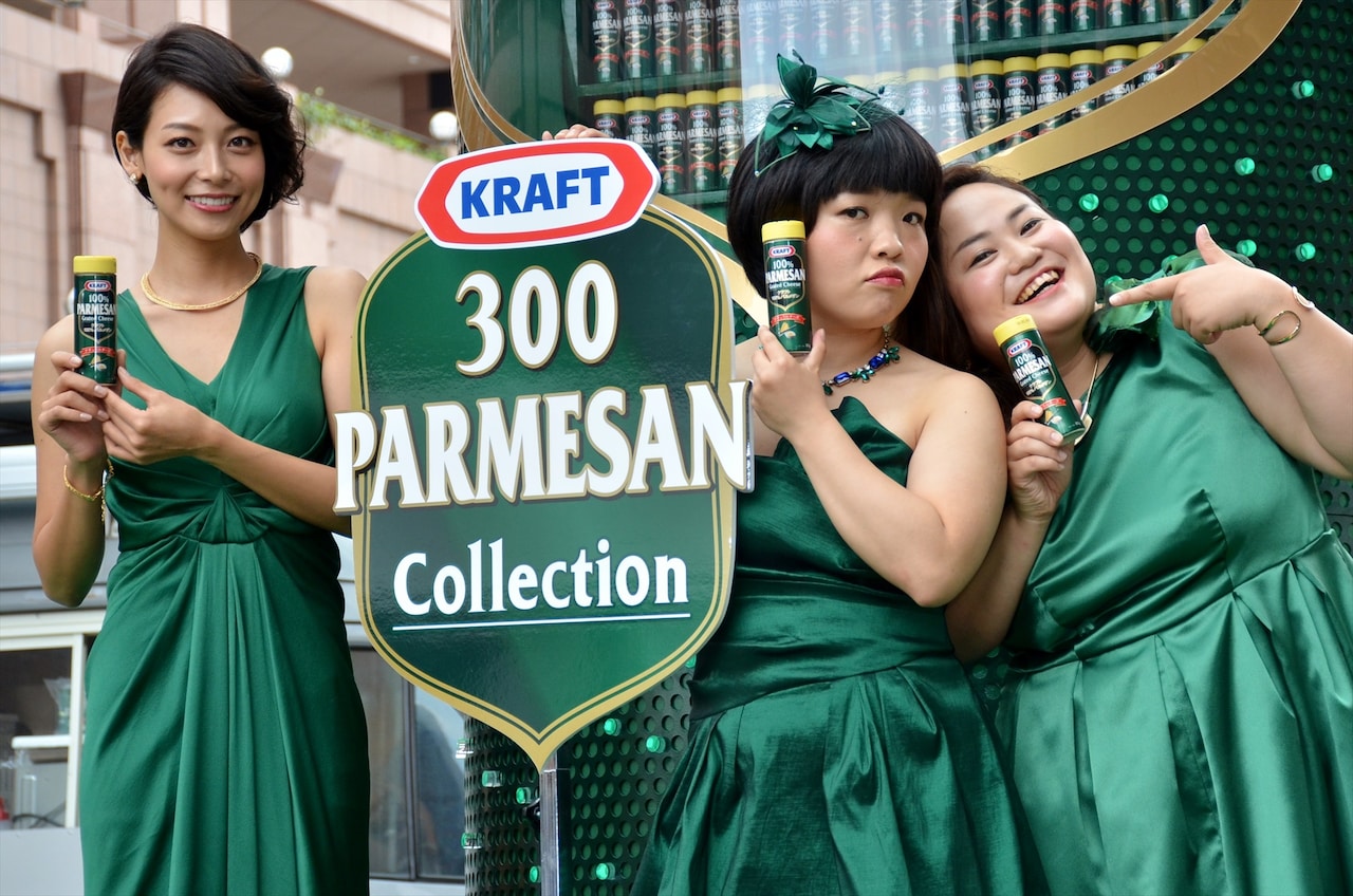 「300 PERMESAN Collection PRイベント」に登場した、おかずクラブと相武紗季（左）。