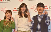 三菱電機の新CMトークイベントに登場した戸田恵子、杏、オードリー若林(左から)。