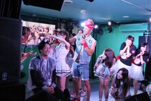 2700八十島の頭にバリカンを入れる女塾オールスターズのメンバー。