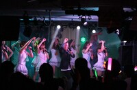 「脇を見ないで」を歌う2700と女塾オールスターズ。