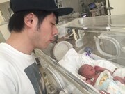 わが子と対面する井下好井・好井。